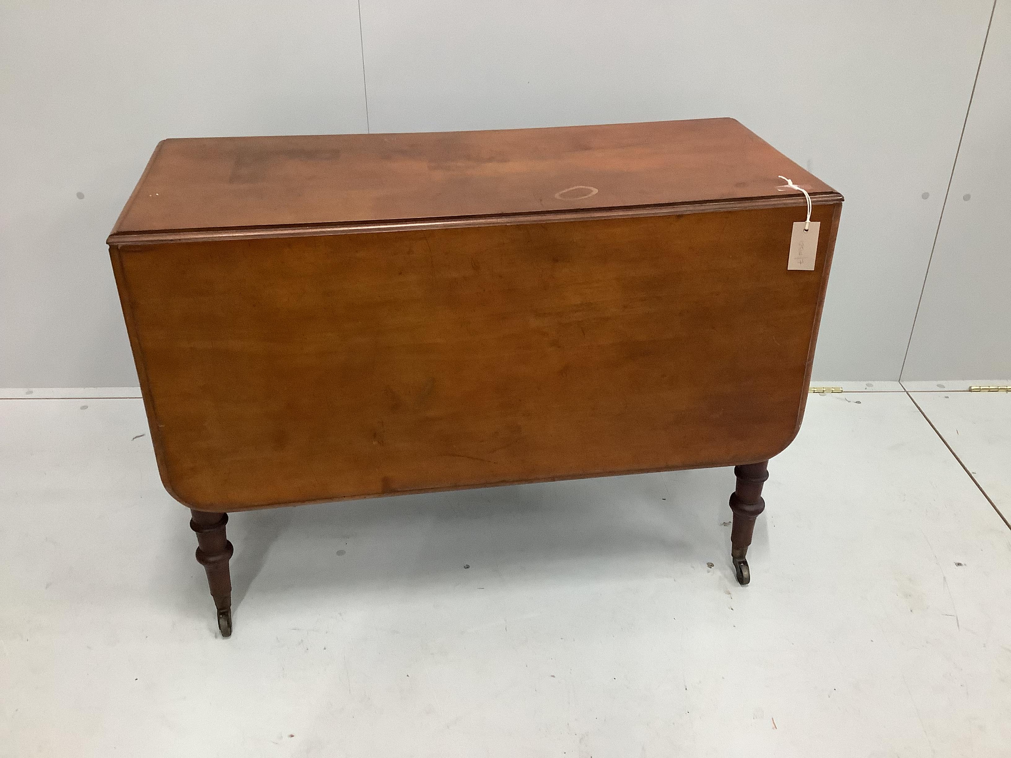 A Victorian mahogany Pembroke table, width 98cm, depth 41cm, height 70cm